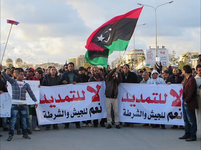 متظاهرون في بنغازي يحتجون على التمديد للمؤتمر الوطني,وويطالبون ببناء جيش وشرطة وطنييْن