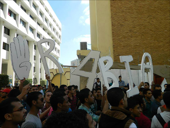 ‪المتظاهرون تحدوا قرار الحكومة‬ (الجزيرة نت)
