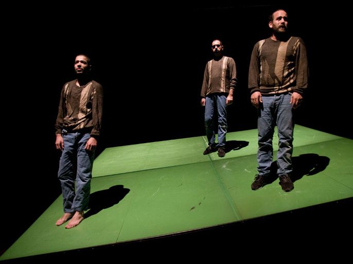 طاقم مسرحي فلسطيني يحكي معاناة الهجرة المغربية في أوروبا