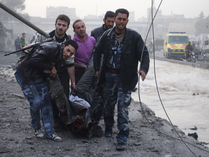 ‪أحد قتلى غارات الأيام القليلة الماضية على حلب‬ (الفرنسية)