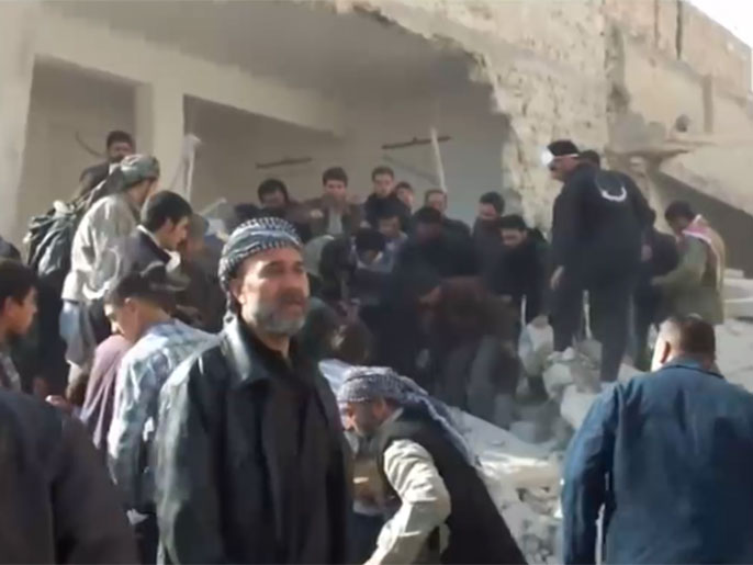 مواطنون يبحثون عن ناجين تحت الأنقاض بريف حلب (الجزيرة)