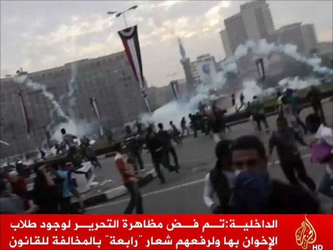 الأمن المصري فرق الطلاب المتظاهرين في التحرير بالقنابل المدمعة 