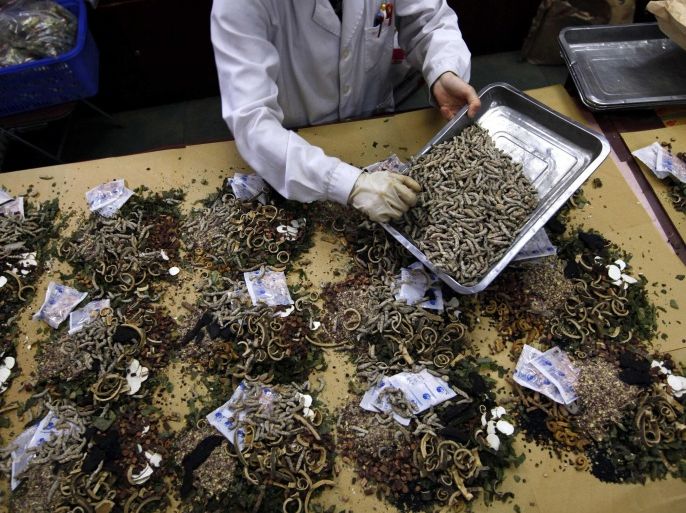 A worker prepares traditional Chinese herbal medicines at Beijing's Capital Medical University Traditional Chinese Medicine Hospital in this May 25, 2011 file photo. REUTERS/David Gray/Files