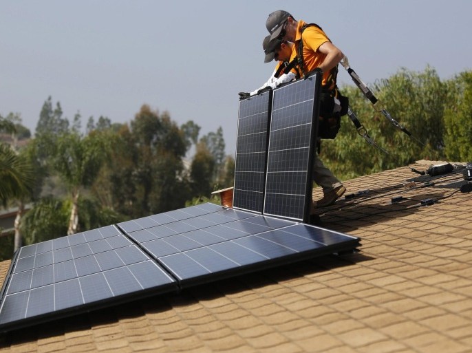 Vivint Solar technicians install solar panels on the roof of a house in Mission Viejo, California, in this October 25, 2013 file photo. Mission Viejo, California October 25, 2013. REUTERS/Mario Anzuoni/Files