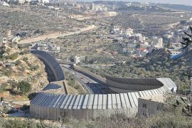 الجدار العازل في بيت بلدة جالا بين القدس وبيت لحم