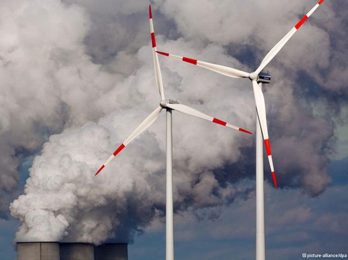 صراع محتدم بين الوقود الأحفوري والطاقة الخضراء