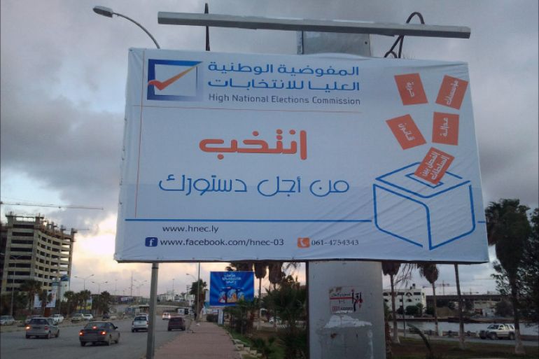 دعائي في أحد شوارع بنغازي لحث الناخبين على التسجيل للتصويت في انتخابات لجنة الستين المكلفة بكتابة دستور ليبيا الجديد.jpg
