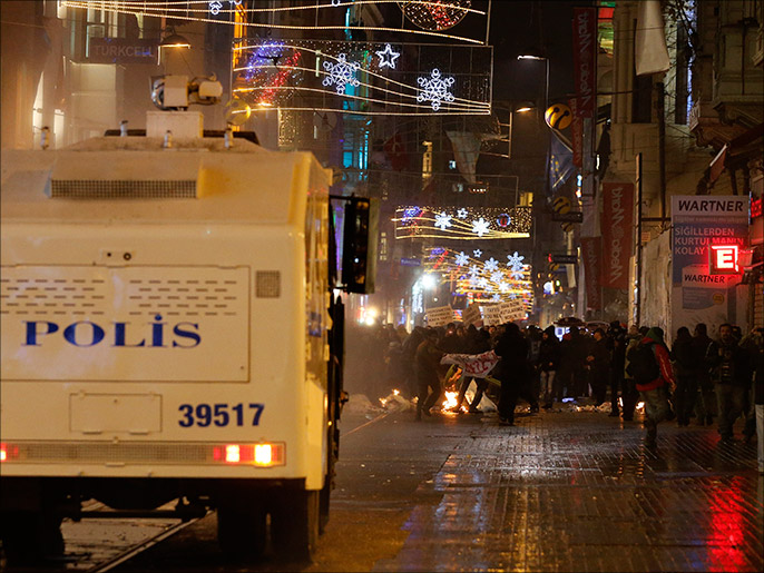 قوات الأمن استخدمت بوقت سابق الغاز المدمع لتفريق متظاهرين مناوئين لأردوغان (الأوروبية)