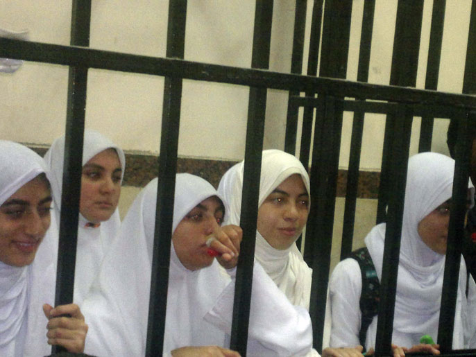 ‪السلطات أخلت السبت سبيل 21 فتاة شاركن بمظاهرة ضد الانقلاب‬ (الجزيرة)
