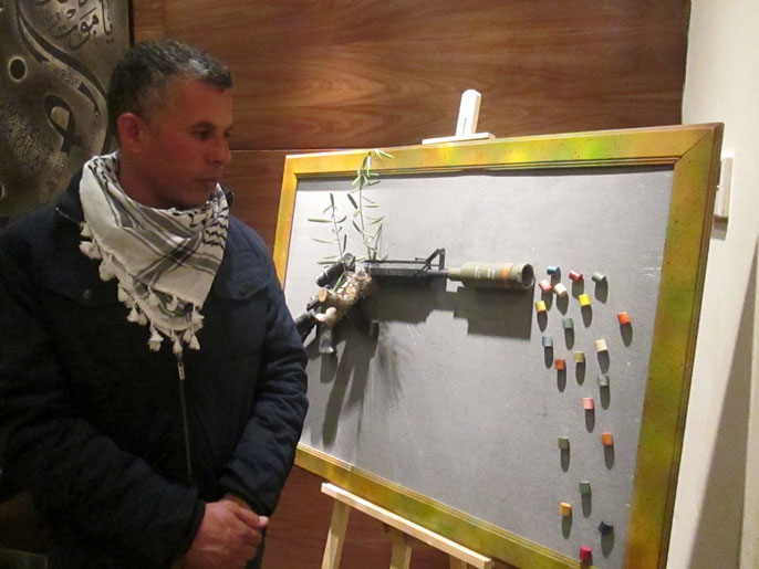 محمد الخطيب يرى في المعرض تعبيرا عن إرادة الحياة مقابل أدوات الموت الإسرائيلية (الجزيرة نت)