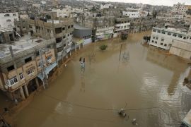 A general view of a neighborhood that is flooded with rainwater is seen on a stormy day in Gaza City December 13, 2013. A severe winter deluge enveloping much of the Eastern Mediterranean added to the woes of Palestinians in the Gaza Strip on Thursday, with more than 30 people injured in car crashes and as poorly built homes collapsed in the icy rain. REUTERS/Mohammed Salem (GAZA - Tags: ENVIRONMENT SOCIETY)