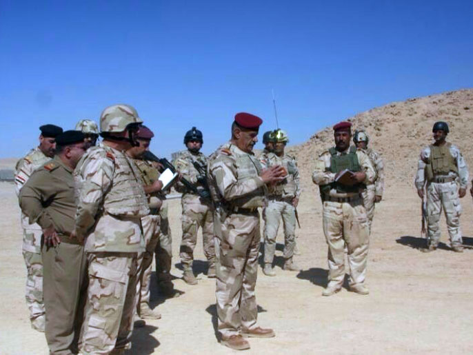 قائد عسكري يعطي تعليماته للضباط في صحراء الأنبار (الجزيرة)