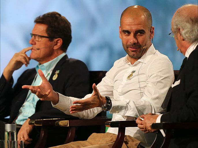 Bayern Munich's Spanish head coach Pep Guardiola (C) speaks with Italian journalist Tony Damascelli (R) as Fabio Capello (L), coach of Russia's national football team, listens during the first session of the 8th Dubai International Sports Conference on December 28, 2013 in Dubai. AFP PHOTO/MARWAN NAAMANI