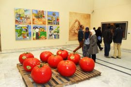 : عمل فني يظهر ثمرة "الطماطم" بحجم كبير لكنها بلا طعم مثل العولمة!
