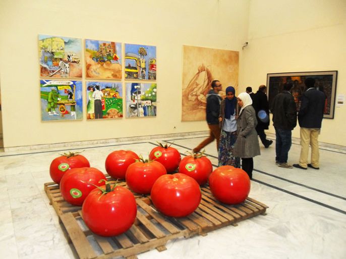 : عمل فني يظهر ثمرة "الطماطم" بحجم كبير لكنها بلا طعم مثل العولمة!