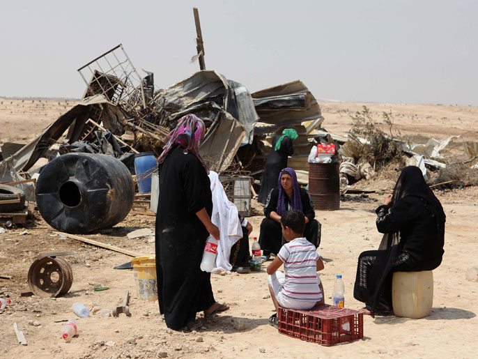 ‪لقطة من الفيلم تظهر بقاء أهل النقب بأرضهم  رغم الحملة الإسرائيلية‬ (الجزيرة)