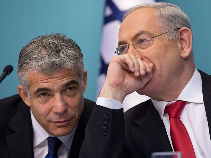 epa03772486 Israeli Prime Minister Benjamin Netanyahu (R) and Finance Minister Yair Lapid (L) are pictured during a press conference at the Prime Minister's Office in Jerusalem on 03 July 2013.