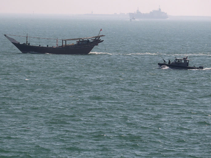 زورق دورية أميركي يتبع قاربا يقترب من السفينة التي كان على متنها هيغل (الفرنسية)
