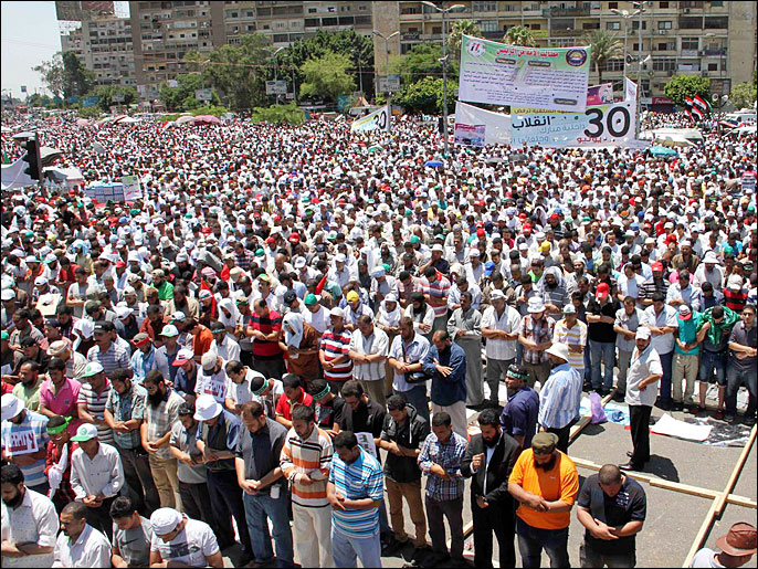 التحالف دعا إلى مليونية غدا الجمعة رفضا لمشروع الدستور الجديد (الجزيرة-أرشيف)