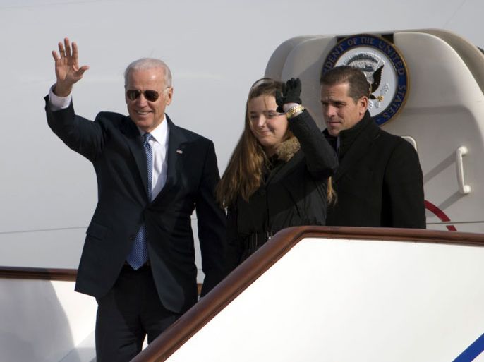 epa03975811 US Vice President Joe Biden (L) waves as he walks out of an Air Force Two with his granddaughter Finnegan (C), and his son Hunter (R), at an airport in Beijing, China, 04 December 2013. EPA/NG HAN GUAN / POOL Pool Photo