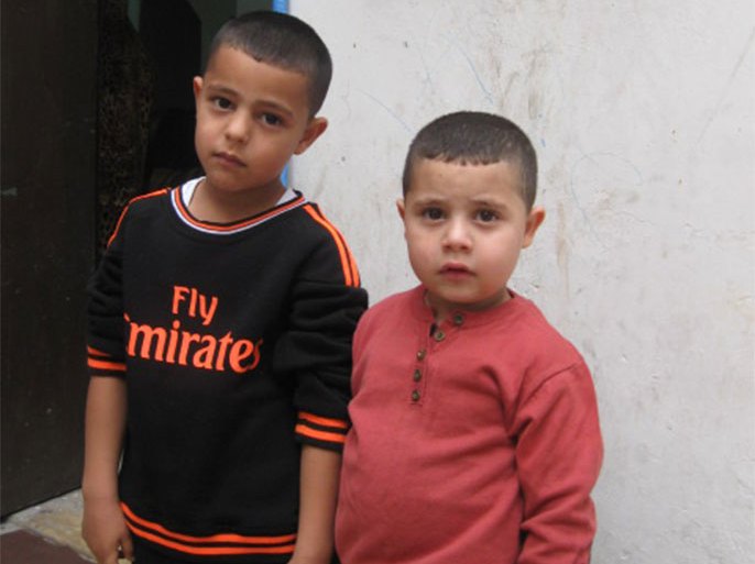 الطفل محمد-4 سنوات- برفقة شقيقة البكر يزن-7 سنوات
