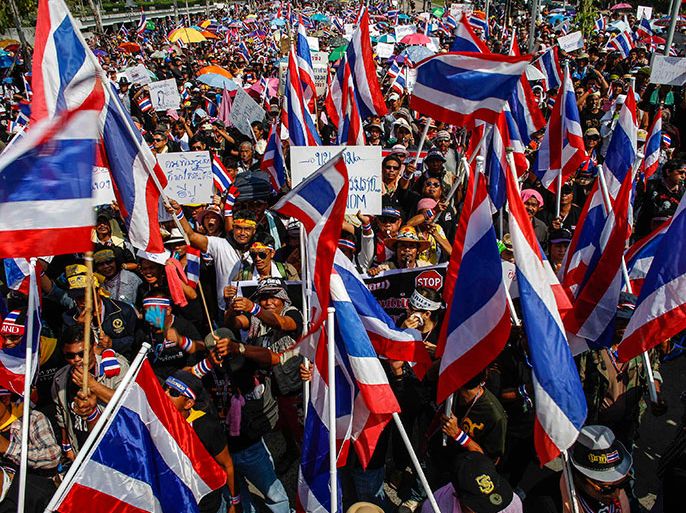 Thousands of anti-government protesters gather as they march toward to Department of Special Investigation (DSI) in Bangkok November 30, 2013. Police tightened security in Thailand's capital on Saturday a