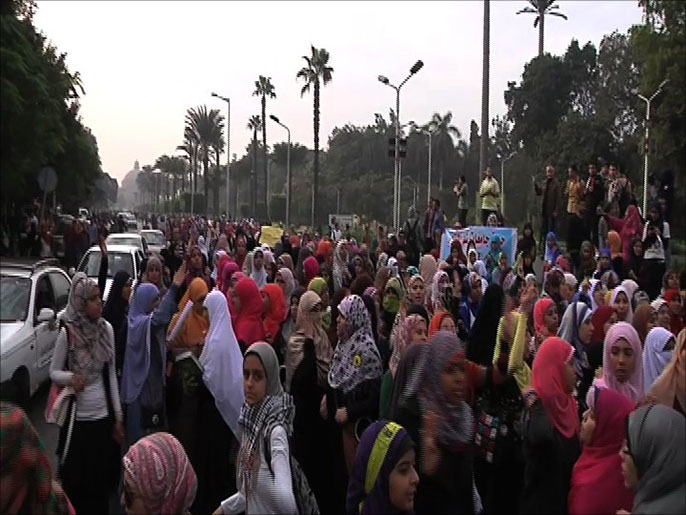 طالبات مصر شاركن بقوة في المظاهرات الرافضة للانقلاب العسكري (الجزيرة)