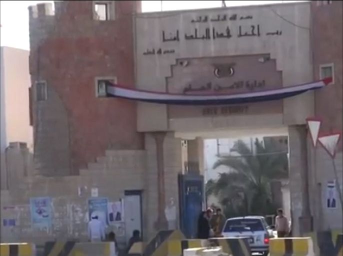 مقتل أربعة جنود فى تفجير انتحاري استهدف مقرا أمنيا في خور مكسر في عدن جنوبي اليمن