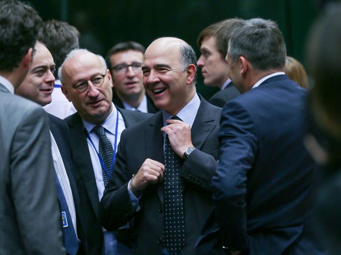 epa03994917 French Finance Minister Pierre Moscovici (C) chats with unidentified participants prior to the start of an Ecofin council meeting in Brussels, Belgium, 18 December 2013. EU finance ministers met in Brussels amid hopes that they could reach agreement on a new scheme to wind down troubled banks, after their eurozone counterparts paved the way in talks during the previous night. EPA/OLIVIER HOSLET