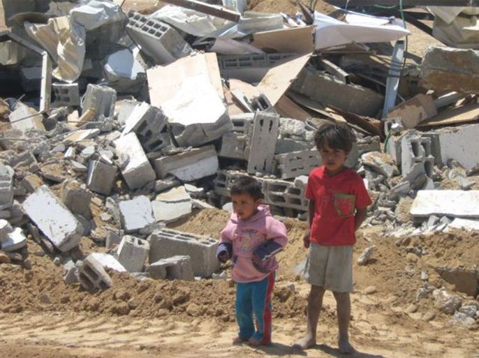إسرائيل تشرد أطفال النقب وتحرمهم المسكن