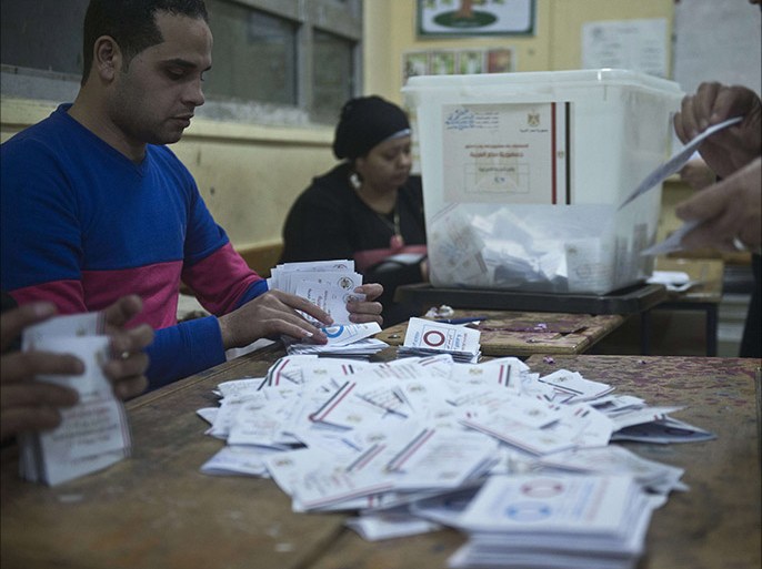 Polling station officials count ballots in the Egyptian capital Cairo on January 15, 2014 at the end of the second day of voting in a referendum on a new constitution. Voting proceeded smoothly in a referendum on a new Egyptian constitution after clashes killed nine people on day one, with turnout seen as key to a likely presidential bid by the army chief. AFP PHOTO / KHALED DESOUKI