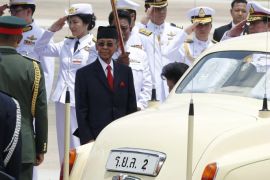 Malaysian King Sultan Abdul Halim Mu'adzam Shah (L) looks on as upon his arrival during the welcoming ceremony at the Royal Thai Air Force airport in Bangkok, Thailand, 02 September 2013. The King and Queen of Malaysia are on a four-days visit to Thailand.