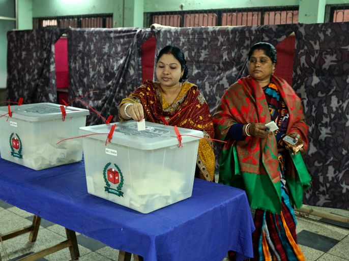 epa04008860 Female voters cast their ballots at a polling station during the tenth Bangladeshi national elections in Dhaka, Bangladesh, 05 January 2014. General elections were taking place in Bangladesh 05 January amid a boycott by the main opposition parties over suspicions of rigging by the ruling coalition of Prime Minister Sheikh Hasina. EPA/ABIR ABDULLAH