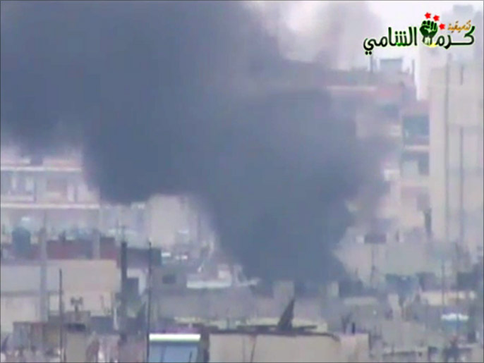 تصاعد الدخان الكثيف من حي الميدان بعد استهدافه بقذيفتي هاون (الجزيرة)