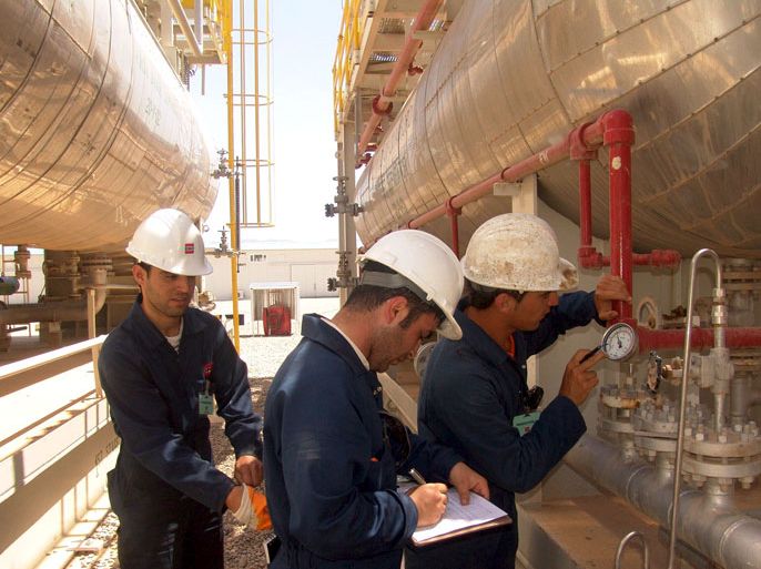 epa01748176 Iraqi workers at Tawke oil field in the town of Zakho, northern Iraq on 01 June 2009. The government's Ministry of Natural Resources announced the official start of oil exports from the Tawke field for 01 June at an average rate of 60,000 bpd, The ministry also said that 40,000 bpd of crude exports from Taq Taq field, which has estimated oil reserves of 1.2 billion barrels, would begin traveling by truck and through an Iraqi-Turkish export pipeline and the exported crude from both fields will be marketed by Iraq's State Oil Marketing Organization (SOMO), noting that the revenue will be deposited to the federal government's account. EPA/KAMAL AKRAYI