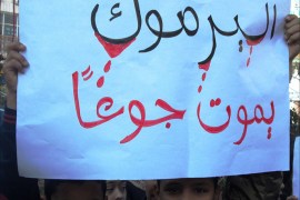 أطفال مخيم الأمعري يتظاهرون احتجاجا على حصار مخيم اليرموك