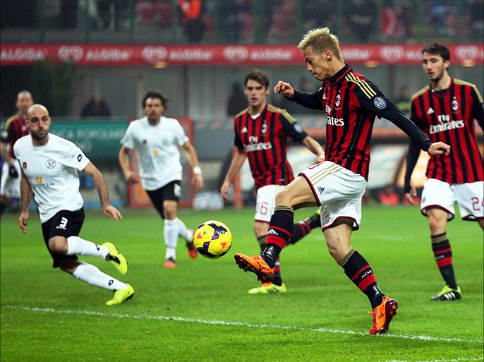 epa04022951 Milan's new Japanese midfielder Keisuke Honda (2nd R) scores the 3-0 lead during the Italian Cup round of 16 soccer match between AC Milan and Spezia Calcio at Giuseppe Meazza stadium in Milan, Italy, 15 January 2014. EPA/MATTEO BAZZI