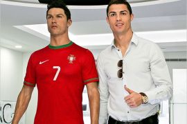 epa03992032 Real Madrid's Portuguese soccer player, Cristiano Ronaldo, poses next to his wax statue during the CR7 Museun inauguration in Funchal, Madeira island, Portugal, 15 December 2013
