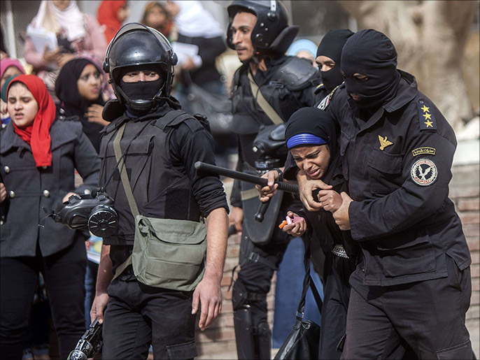 ‪السيسي برر انتهاكات الشرطة حقوق الإنسان بالظرف الاستثنائي في مصر‬ السيسي برر انتهاكات الشرطة حقوق الإنسان بالظرف الاستثنائي في مصر (الفرنسية)