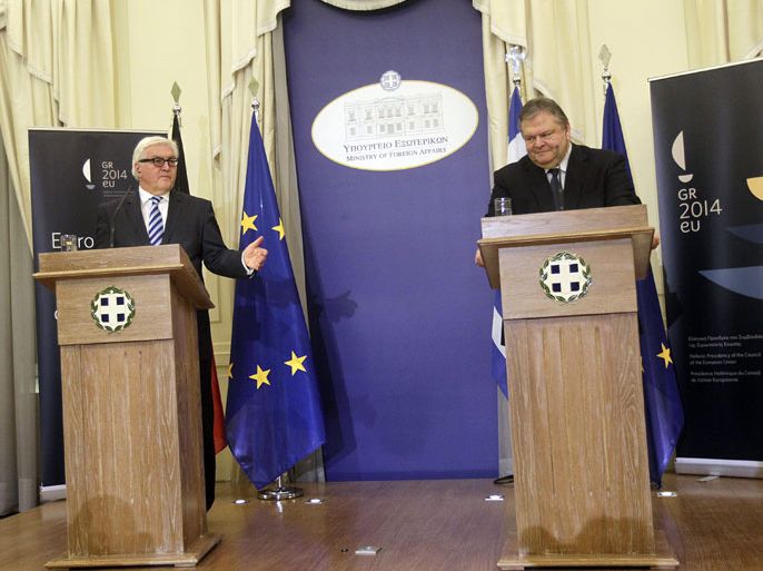 epa04013547 Deputy Prime Minister and Minister of Foreign Affairs of Greece Evangelos Venizelos (R) and his German counterpart Frank-Walter Steinmeier (L) deliver joint statements after their meeting in Athens on 09 January 2014. Frank-Walter Steinmeier is in Athens on a working visit. EPA/ORESTIS PANAGIOTOU