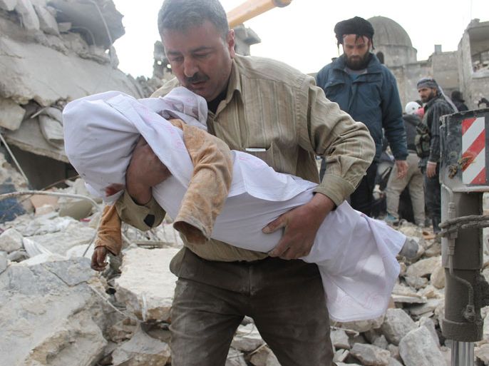 A Syrian man carries the body of a victim out of the rubble of a destroyed building following alleged air raids by government forces on the rebel-controlled part of Aleppo's Maadi residential district on January 29, 2014. The Syrian army is edging its way towards southeastern Aleppo as it battles rebel fighters for control of the northern city, a monitor and a pro-government daily said. AFP PHOTO / AMC /ZEIN AL-RIFAI