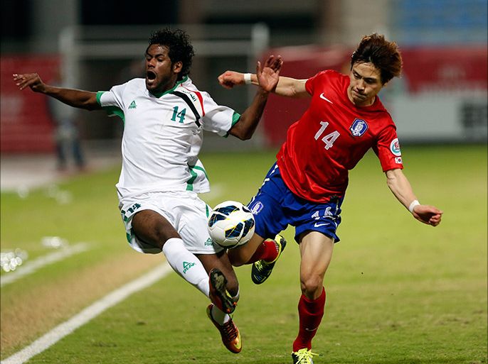 Iraq's player Amjed Kalaf al-Muntafik (L) vies with for the ball with Korea Republic's Kim Younguk (R) during their AFC U-22 Championship semi final football match in Muscat on January 23, 2014