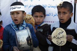 Palestinians children holds bread and pots on January 8, 2014, as they take part in a protest against the poor living conditions at the Yarmuk refugee camp in the Syrian capital Damascus, on January 8, 2014, in Rafah town in the southern Gaza Strip. UN Relief and Works Agency spokesman Chris Gunness told AFP on December 30, 2013,