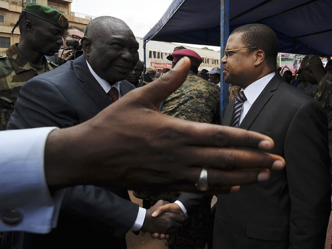 جوتوبيا (يسار) غادر الحكم تحت ضغط من قادة الدول الإقليمية (الفرنسية)