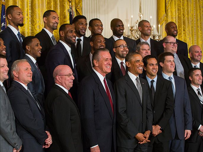 epa04021335 US President Barack Obama poses with the 2013 NBA Champions Miami Heat after honoring their championship season in the East Room of the White House in Washington, DC, USA, 14 January 2014. EPA/JIM LO SCALZO