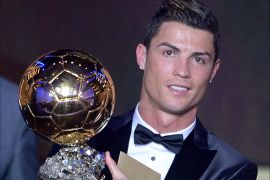 Real Madrid's Portuguese forward Cristiano Ronaldo poses with the 2013 FIFA Ballon d'Or award for player of the year during the FIFA Ballon d'Or award ceremony at the Kongresshaus in Zurich on January 13, 2014. AFP PHOTO / FABRICE COFFRINI