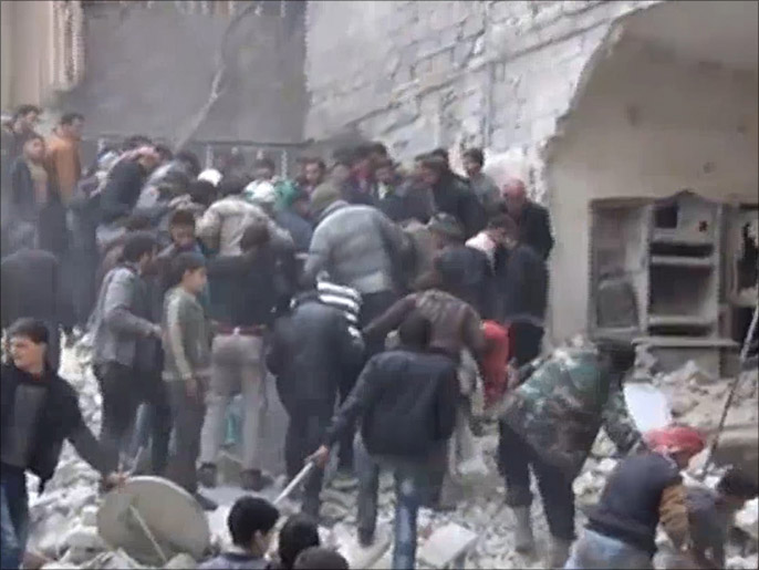 آثار قصف مروحيات النظام أحياء شرقي مدينة حلب (أرشيف-الجزيرة)