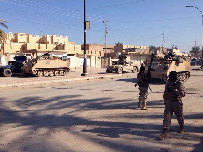 قوات عراقية بأطراف مدينة الرمادي التي يسيطر مسلحون على بعض أحيائها (رويترز)