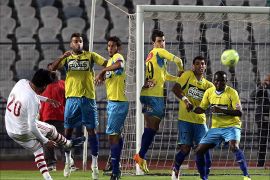 epa04006428 Mahmoud Fathallah of El Zamalek makes an shot on the goal during their opening Egyptian Premier League soccer match at Cairo Stadium, Egypt, 02 January 2014.