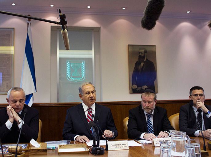 Israel's Prime Minister Benjamin Netanyahu (C) attends the weekly cabinet meeting in Jerusalem January 26, 2014. REUTERS/Ronen Zvulun (JERUSALEM - Tags: POLITICS)